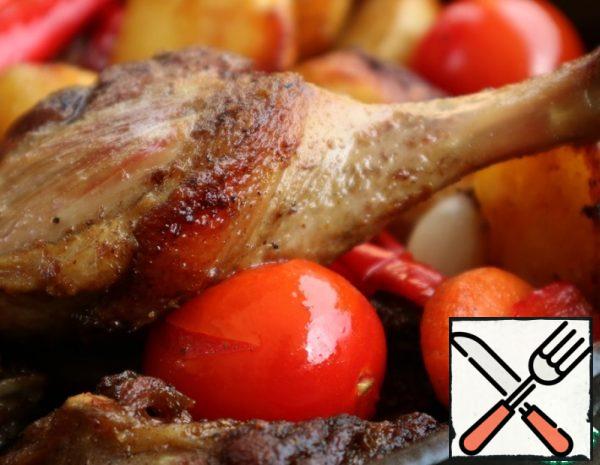 Cut the duck into pieces and rub with a mixture of salt, crushed pepper and coriander. Leave it for a while. Chop the vegetables. Put the duck in a frying pan and put it on the fire. 