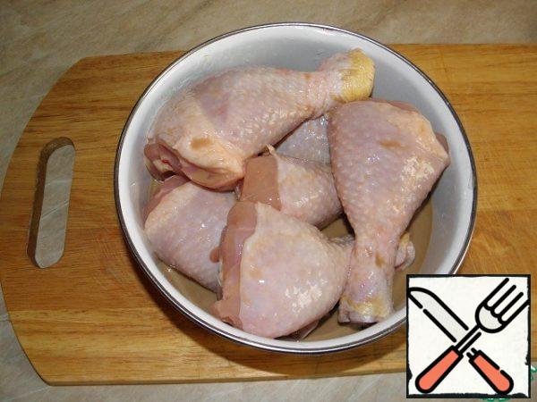 Marinate the chicken pieces overnight in soy-milk sauce (1 part soy sauce+1 part milk), you can not add salt, because soy sauce is salty. ( although you can then add a little salt if desired, depending on the quality of the sauce, there are not very salty) The number of sauce is at your discretion (depends on the number of meat).