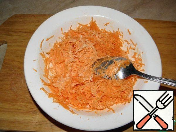 Grate the carrots on a fine grater (I have an average one), squeeze out the garlic to your taste and season with mayonnaise. If you want a more dietetic dish, you can fill it with sour cream.