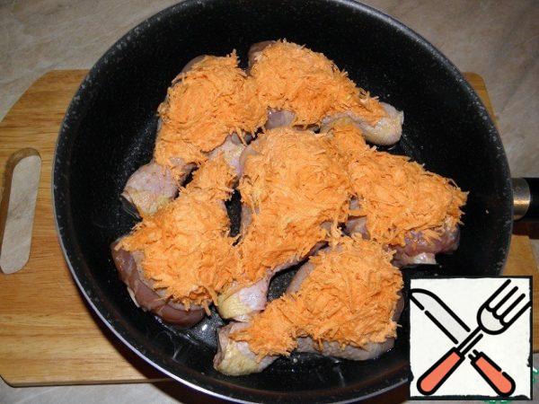 On top of each piece, put the carrots with garlic (you can first fry the chicken, and then put the carrots on top).