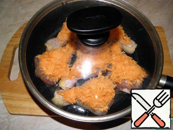 There are several cooking options, you can put out without frying until ready under the lid on a small fire, you can first fry (as I wrote above), or you can just in the oven.