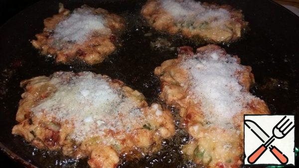 Spread with a spoon in a frying pan and fry on 2 sides in vegetable oil. If desired, you can sprinkle grated cheese on top.
