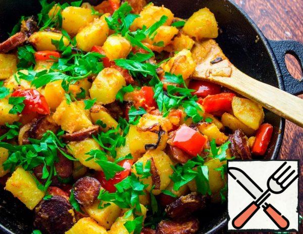 At the very end, add the boiled potatoes. Season with black pepper and a teaspoon of paprika. Mix everything well and keep it on the stove for another couple of minutes. Before serving, sprinkle the potatoes with chopped parsley.