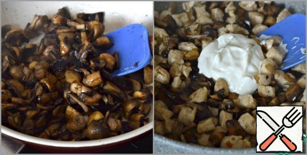 In parallel, in another pan, fry the randomly chopped mushrooms in vegetable oil (2 tbsp. l). Five minutes will be enough.
Then put the mushrooms in a frying pan with chicken fillet and onion, add sour cream (50 g), mix. Add salt, season with your favorite spices (I use Adyghe salt).