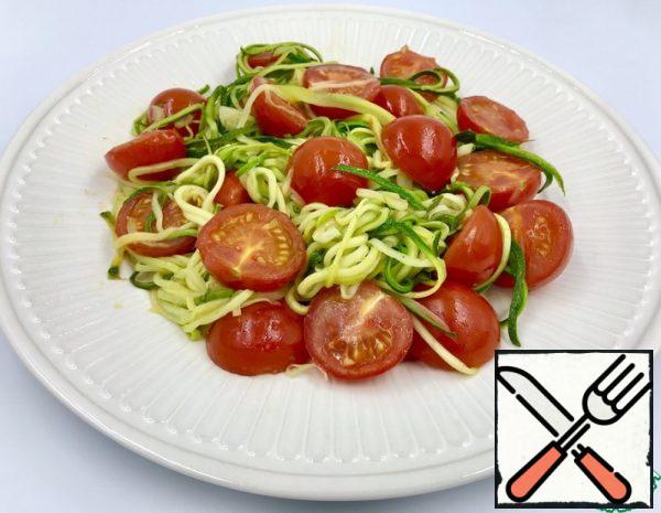 Zucchini cut into "noodles" using a grater for Korean carrots. The center of the zucchini with seeds is not used. Cut the garlic (plates) and cherry tomatoes (in half). 