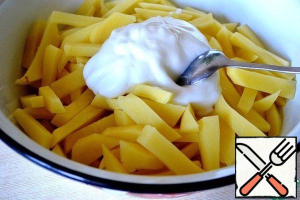 Beat the whites with salt until stable peaks.
Put the potatoes in a bowl, top with the whites, mix thoroughly.