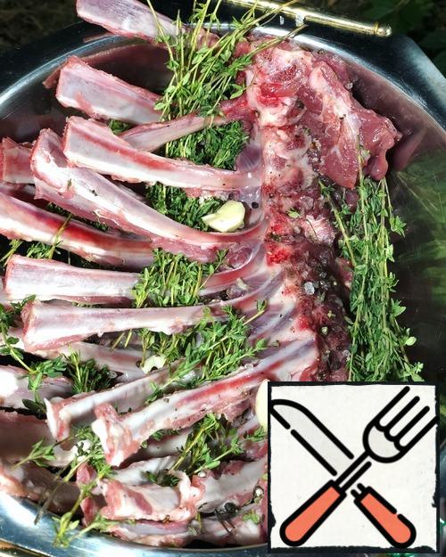 Choose a young lamb with thin bones and a minimum amount of fat around the bones!
For 4 persons you will need:
-- Lamb loin (1.5-2 kg)
- Thyme
- Olive oil
- Sea salt, pepper, garlic
Process:
Wash the ribs with water, cut off the excess fat
