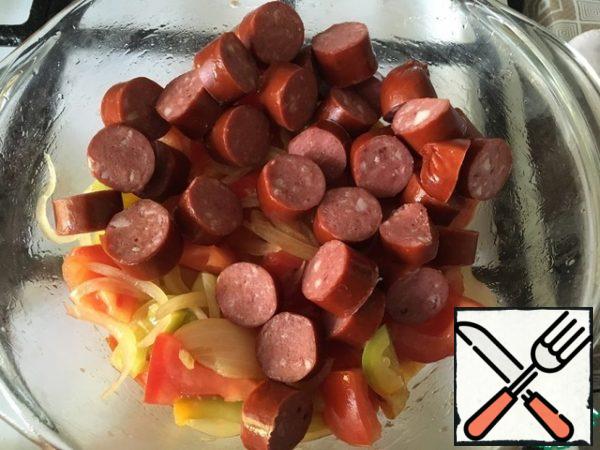 Cut the sausages into small pieces. Fry with the rest of the ingredients for 3-5 minutes.