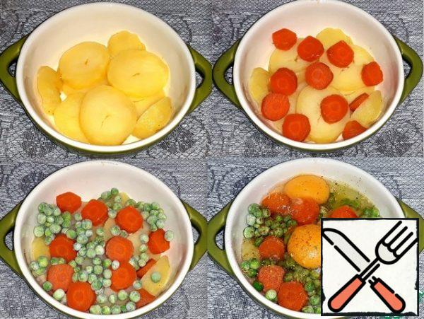 I poured a spoonful of butter on the bottom of the mold.
Potatoes and carrots were peeled, cut into rings
and put in a mold. I poured frozen peas
and broke the eggs. I added chopped roots, pepper
and salt. I poured a spoonful of butter on top.