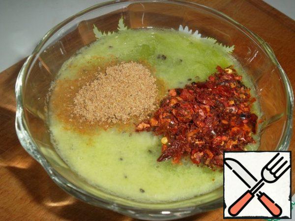Kiwi peel, cut and turn into porridge. In any way. I grated on a fine grater for baby food, as for the sake of 2 pieces, I did not want to mess with the blender. Add the seasonings and mix. Seasonings-absolutely to your taste. I had a mixture of pepper flakes and tomato, and crushed cumin…