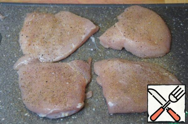 Cut each fillet into two parts, cover with a plastic bag and lightly beat off. Especially the thick parts. Season with salt and pepper. You can sprinkle with chicken seasoning.