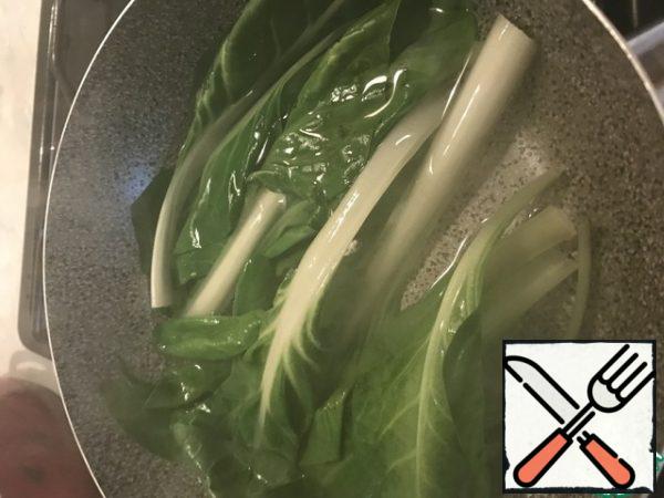 For garnish. Cook the rice. Wash the Chinese cabbage, blanch in salt water until tender.