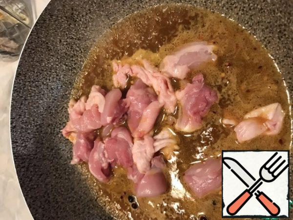 Mix honey, soy sauce, orange juice, oil and spices in a deep saucepan, let it boil and put the chicken cut into small pieces in a saucepan. Cook over high heat, stirring until the sauce has evaporated by 2/3 and the chicken is caramelized.