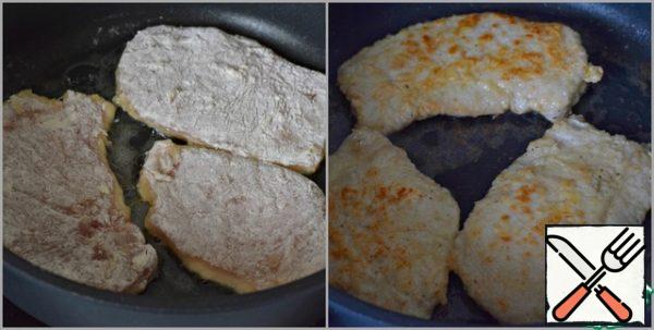 Fry the fillets in well-heated vegetable oil over high heat on both sides until browned (1.5-2 minutes on each side, no more).
Place the fried fillets on a paper towel.