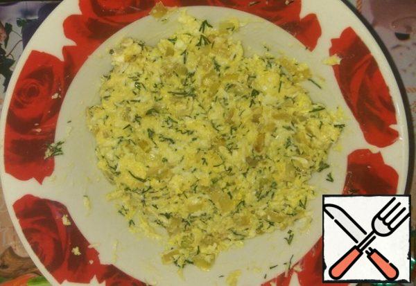 Finely chop the onion and fry until golden brown.
Prepare the filling. In a bowl, mix the egg and cheese grated on a fine grater, half the onion, finely chopped dill, 1 tbsp sour cream and salt. Mix well.