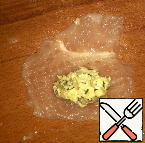 On the edge of the meat, put a little filling, wrap in a roll.