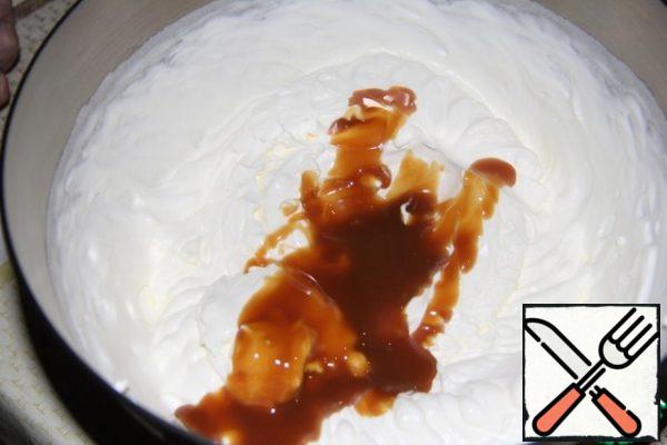 For the cream, beat the cream with powdered sugar until stable. You can add the caramel directly to the cream and gently mix or apply a little on the cream when you put them on the cake.