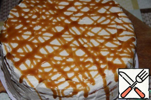 Assemble the cake by smearing the cakes with cream and applying caramel to each layer (if it was not added to the cream initially). Let the cake stand for at least 4 hours. I make it for the night, and then the temptation is great not to stand.
I leave it on the table for the whole time. Then all the moisture from the cream passes into the cakes and makes them incredibly tender. You can leave it for two hours in the room, then put it in the refrigerator. If your kitchen is not hot, then nothing will happen all night. Checked!