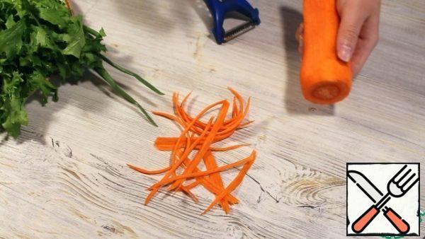 Peel the carrots and chop them finely, like Korean carrots.