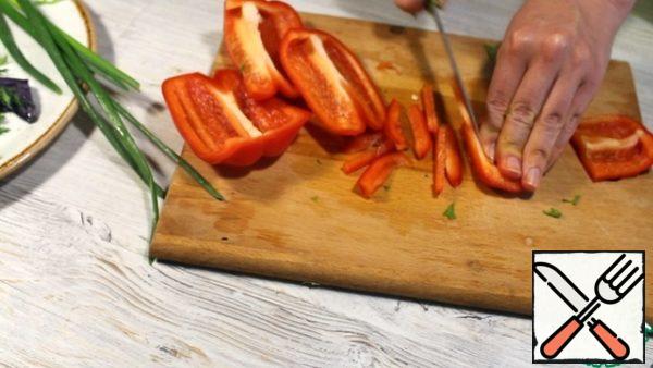 Sweet pepper is cleaned from the seeds, remove the partitions, cut into strips.