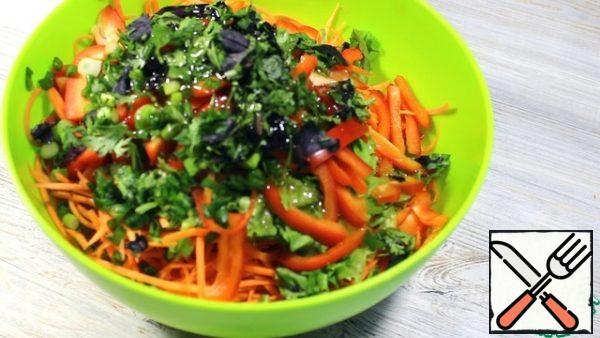 Vegetables and herbs put in a salad bowl, pour the dressing. Cover with a lid or plastic wrap. Leave in the refrigerator for at least 30 minutes. I usually leave it overnight.