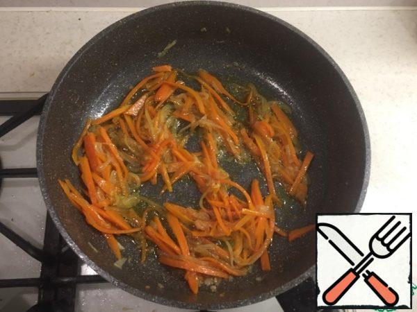 In a separate pan, fry the onion and carrot, add the soy sauce. I add a pinch of sugar for more flavor disclosure.