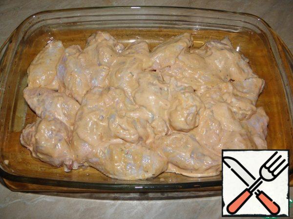 Put the wings in a deep baking tray, or form (I lubricate a little oil)