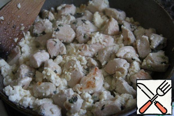 Add salt to the chicken and add the pieces of cheese. Pour in the water. Stir and simmer a little under the lid. Garnish with mint sprigs or individual leaves and serve as a hot dish.