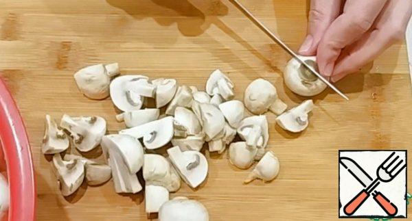 Cut the washed mushrooms into four pieces. If the mushrooms are large, cut them into thin plates.
