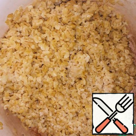 Rinse the bulgur and fill it with water in a ratio of 1 to 2. For 180 grams of bulgur, 480 grams of water were needed. Bring to a boil and cook over medium heat for 15 minutes until the water completely disappears. Cover with a lid so that the cereal is infused.