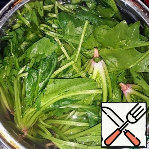 Pour water over the spinach, bring it to a boil and cook for 2 minutes. Then drain the water and grind the spinach in a blender.