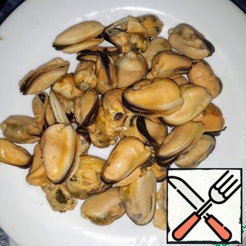 In another saucepan, bring the water to a boil, reduce the heat and pour in the mussels. Boil them for 2 minutes and immediately pull them out so that they do not become rubber. A total of 150 grams came out.