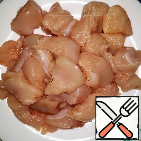Cut the chicken fillet into cubes, bring the water where the mussels were cooked to a boil and boil the chopped fillet in it for 3-5 minutes, but no more.
