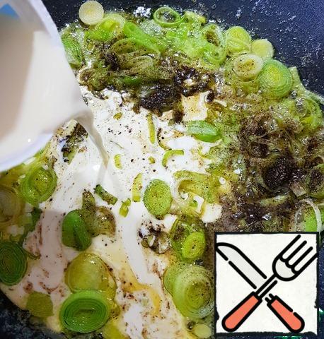 Option 2-lightly fry the chopped leeks in preheated butter, season with salt and pepper. Pour in the cream and mix.
Pour the cream over the cabbage and fish.