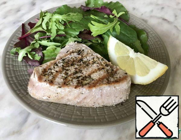 Prepare the marinade-mix oregano, thyme, black pepper and olive oil.
Salt the tuna fillets on both sides and marinate for 15 minutes at room temperature.
