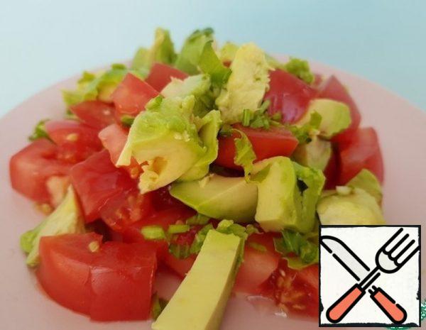 Peel the avocado, remove the stone, cut into medium cubes, and cut the tomato into thin slices.
Pass the garlic through the press.
Finely chop the parsley.

