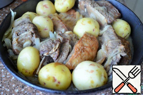 Peel the potatoes, add them to the meat, and add salt.
Cover with a lid and simmer over
low heat until the meat and potatoes are cooked.
