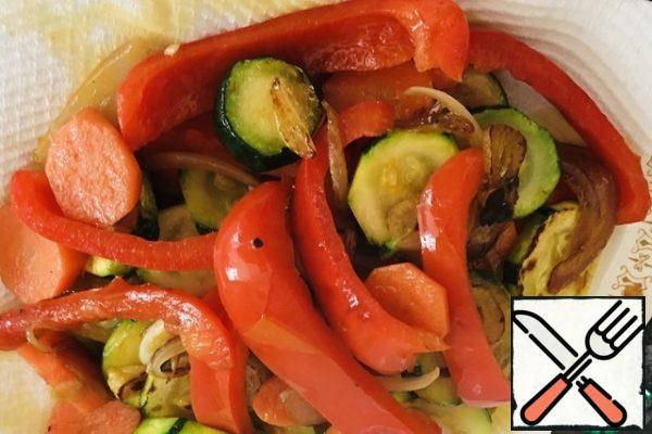 Place the finished vegetables on a paper towel.