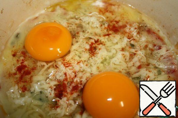 Carefully break the eggs and bake everything until the eggs are ready.
You can bake it so that the protein grabs, and the yolk is liquid, then it is gently stirred with cheese and tomato already when eating.