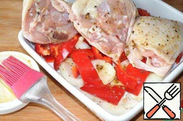 Brush the pepper and chicken with oil and spices.