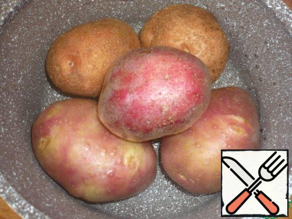Put the potatoes in a saucepan, cover them with cold water and salt. Bring to a boil over high heat, and then reduce the heat to simmer until soft, about 8 minutes. Drain the water.