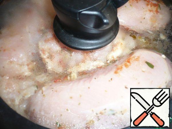 Then heat a frying pan over high heat. Put the chicken fillet in it, cover with a lid and fry until it is browned, about 5 minutes.