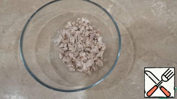 Boil the chicken breast, cut into small pieces and transfer to a small bowl.