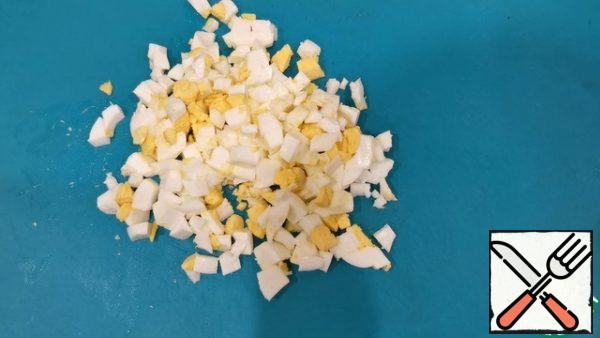 Cut the eggs into small cubes.