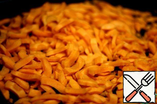 Cut into slices using a food processor.
So beautifully cuts carrots.