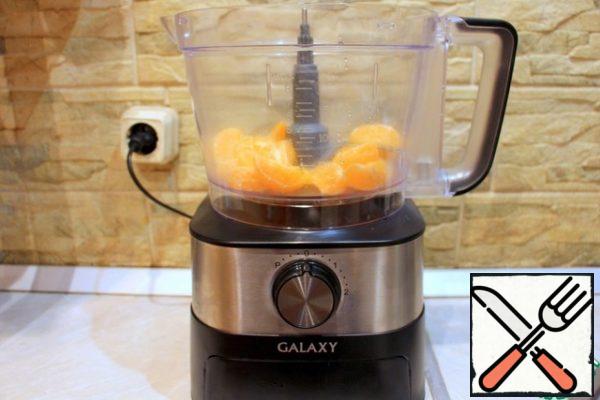 Chop the tangerine in a food processor using a chopper knife to a homogeneous mass. In a microwave oven, melt the gelatin, but do not boil it.