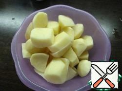 Potatoes are thoroughly washed, peeled and cut into large pieces.