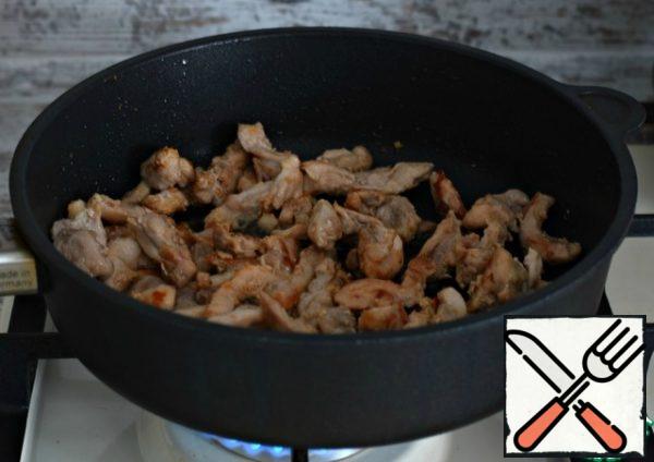 And only after the meat juice in the pan remains very little, the fillets need to be mixed. Increase the heat and fry the chicken meat until browned.