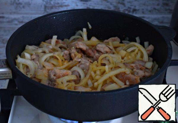 Stir the contents of the pan, cover with a lid and cook the chicken fillet with onions for 10-12 minutes, stirring occasionally. The fire is active.