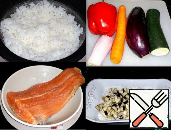 The ingredients for this dish are boiled rice until half cooked. Eggplant, zucchini, carrots, bell peppers and shallots. Thawed salmon.